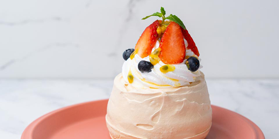 Pavlova with Fresh Fruits